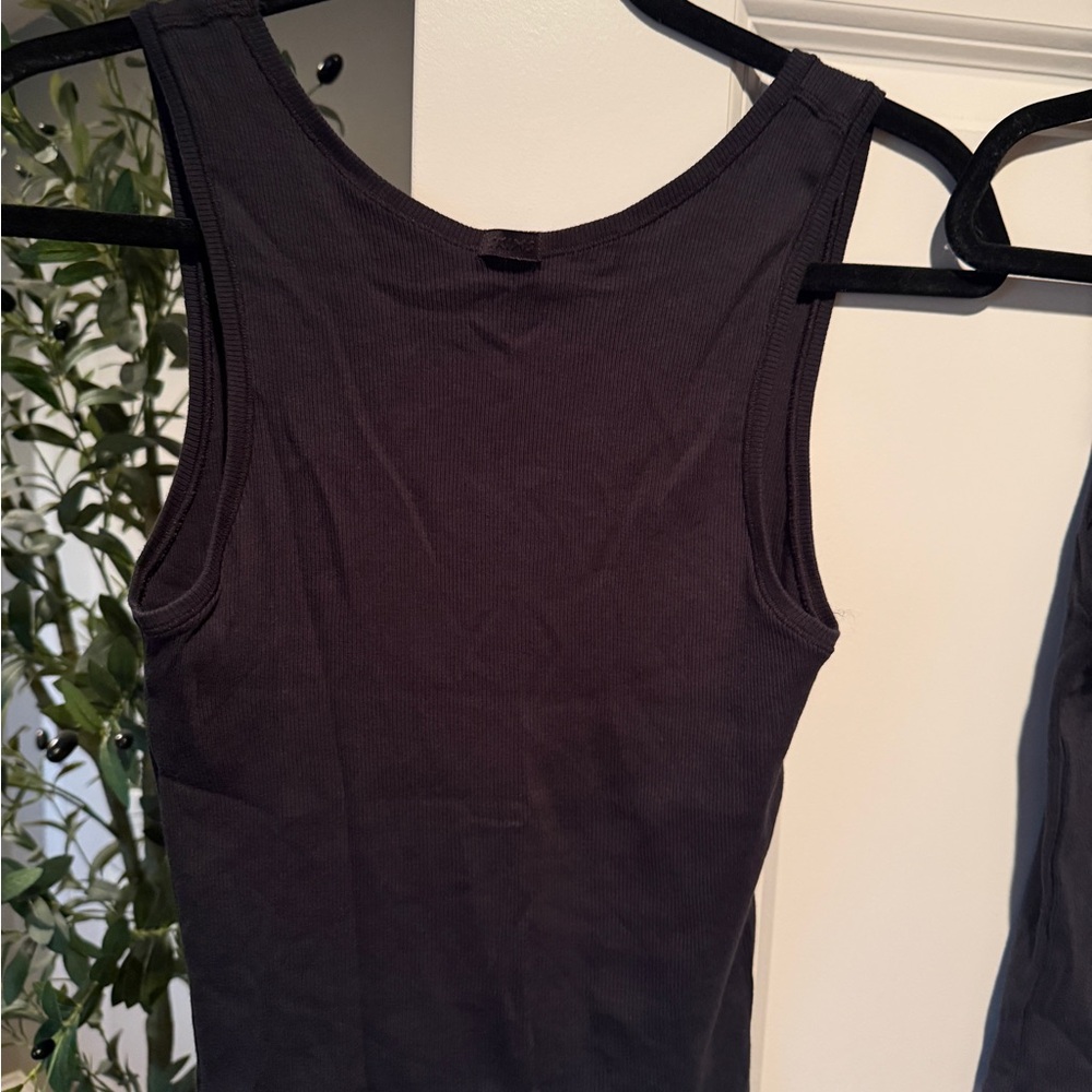 SKIMS Bundle 2 crop tanks - Picture 4 of 5